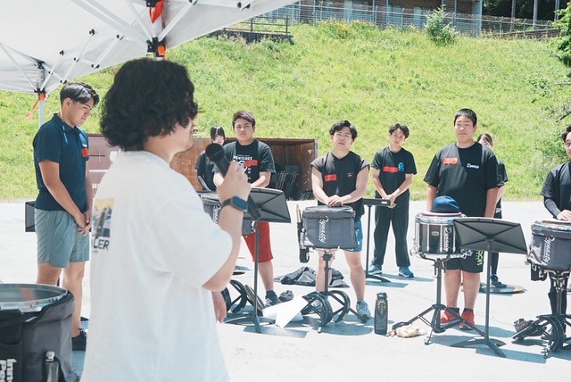 DynastyJapan's tweet photo. ✨クリニック開催のご報告🥁

DynastyおよびInnovative Percussionのアーティストである、原田一輝さんが5月17日(日)にIPU・環太平洋大学マーチングバンド部の練習場でクリニックを実施しました！
当日は季節外れの気温と日差しの中多くの学生さんに参加頂き、素晴らしいクリニックが実現できました！

ご協力頂いた原田一輝さん、IPUマーチングバンドの皆様に感謝いたします！

✨原田一輝さんからのメッセージ✨
今月、福岡から神奈川に拠点を移しました。個人レッスンの受け付けております！
Instagram: @hrdka_99　mail: k.harada1999@gmail.com

経歴：The Yokohama Scouts Drum&Bugle Corps
Blue Stars
Bluecoats
DCJ I&E Snare Solo部門チャンピオン（2020, 2023）
など
#innovativepercussion #dynastydrums #dynastydrumsusa @hrdka_99 @ipu_marching