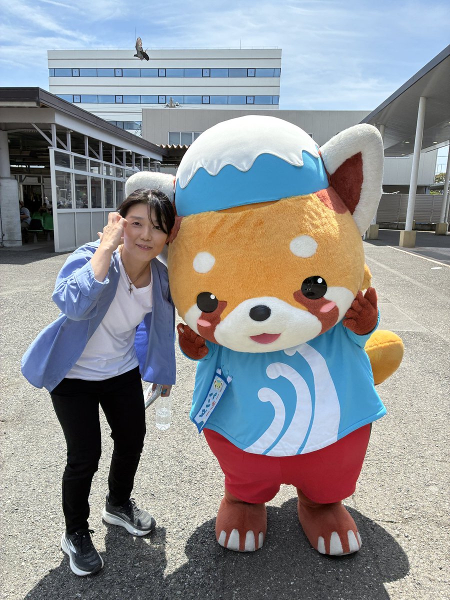 sekimami3ztp's tweet photo. 静岡競輪ありがとうございました！
Mr.Childrenガチファンかと思われる方がちらほらいらっしゃって、HANABIやシーソーゲームの完璧なレスポンスに興奮が抑えられませんでした！！
今回光栄なことにななみななさんとご一緒させていただきました😊
#ミスチル最高！
#ななみなな
#静岡競輪
#関真美 https://t.co/W0AB6OtXAQ
