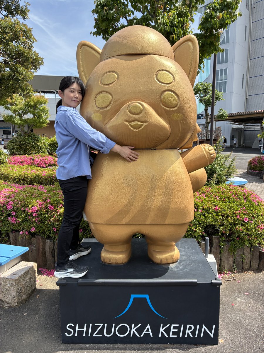 sekimami3ztp's tweet photo. 静岡競輪ありがとうございました！
Mr.Childrenガチファンかと思われる方がちらほらいらっしゃって、HANABIやシーソーゲームの完璧なレスポンスに興奮が抑えられませんでした！！
今回光栄なことにななみななさんとご一緒させていただきました😊
#ミスチル最高！
#ななみなな
#静岡競輪
#関真美 https://t.co/W0AB6OtXAQ