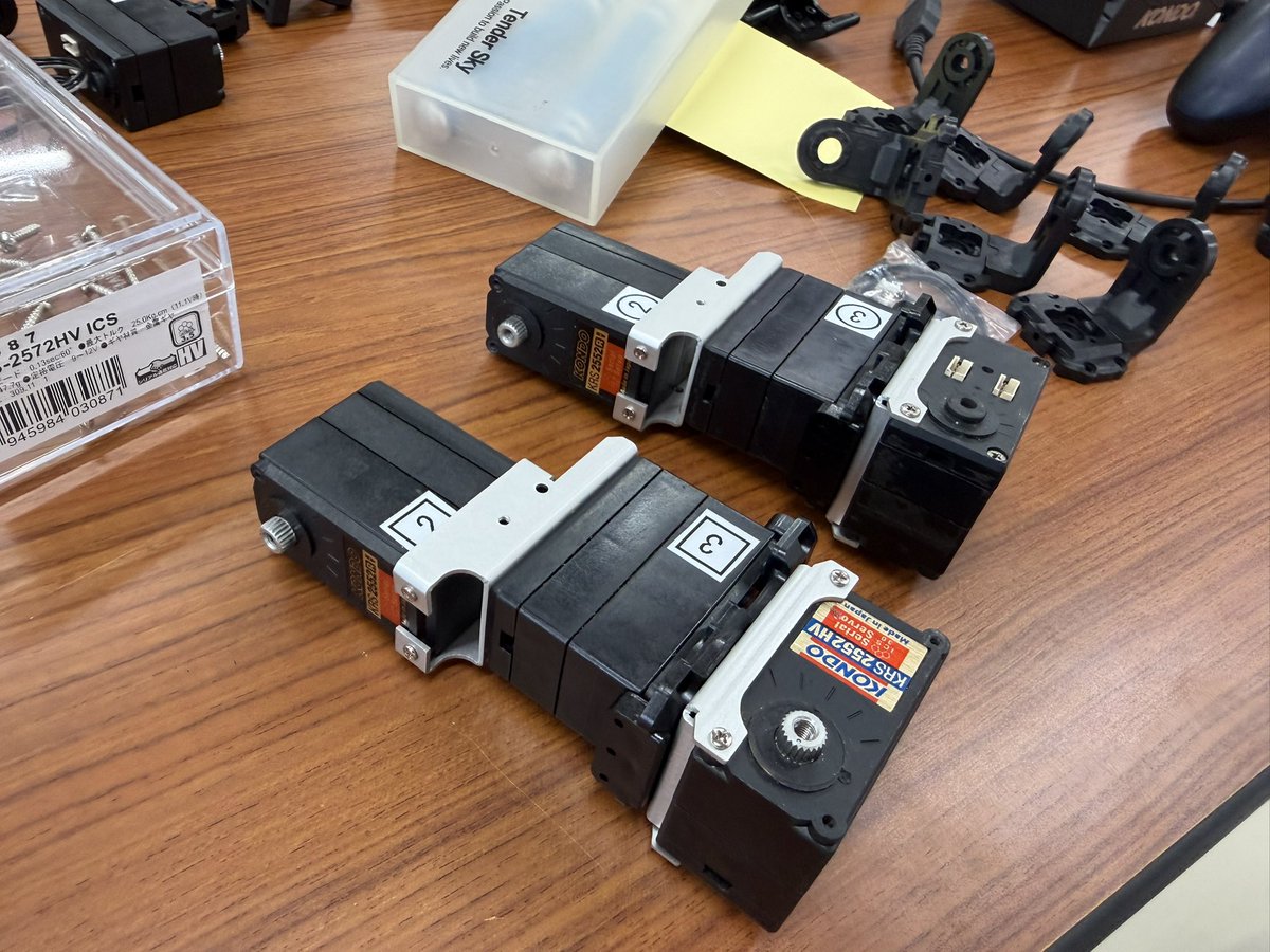 Dream_Drive's tweet photo. Meridian教材のKHR-3、
部品が揃ってきたので、息子と一気に組み立て中！🤖

小4、だいぶ戦力になってきました。
……が、目を離すとタップ穴がバカ穴に🫣

頑張れー！ https://t.co/CmTAz1B58l
