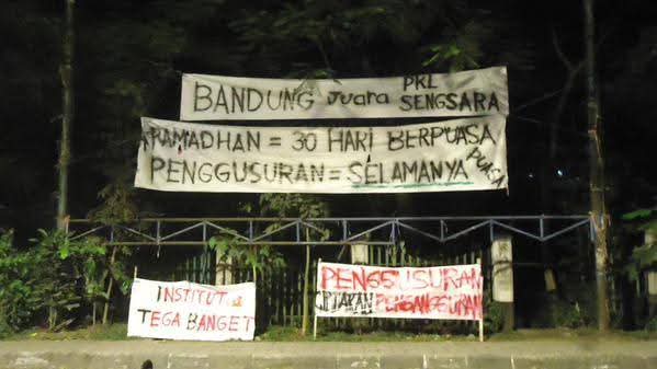 fvcking_hero's tweet photo. @gnrlfans @Kafkaspuppy69 Basa nu daragang di sisi kampusna digusur ge eweh hiji hiji acan nu turun. Ngadon warga weh jeung pkl nu kahareupna mah. Geus eweh simaan dareket jeung pejabat mah https://t.co/kd9SbJ8VxF