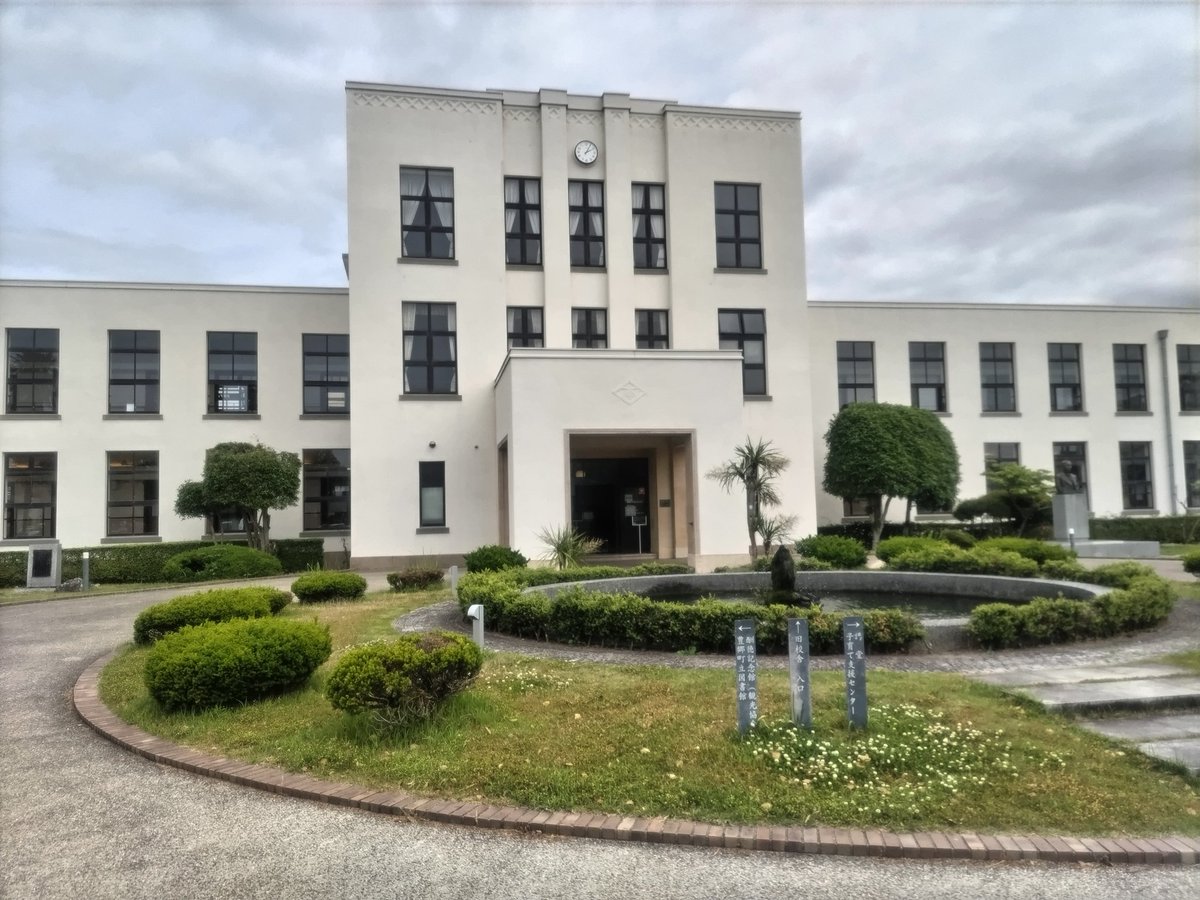 dabako650's tweet photo. あいの土山で、滋賀県最後のスタンプを回収したついでに、豊郷小学校に寄ってローストビーフ丼を食べるライダーのかがみ。
もう道の駅豊郷小学校。 https://t.co/m8Bmiop0yL
