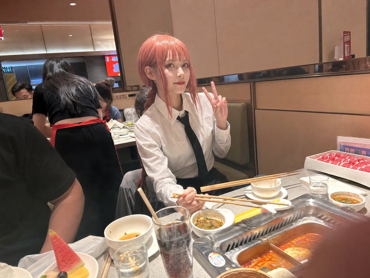 梦里啥都有的AI创意,很多二次元性压抑群友的挽尊之作:带喜欢的Coser吃海底捞系列。(1/N)