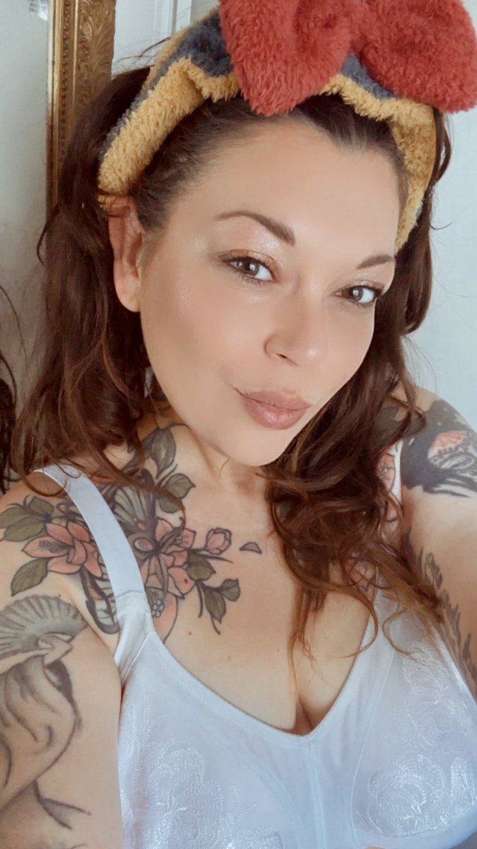 Northernslutt's tweet photo. Getting ready to play dress up at a stately home. Ladies keep my man occupied whilst I galavant walled gardens would you! @G00NER_X he’s waiting for you! Dirty perv that he is. 💋💋 https://t.co/6Xv20nTPey