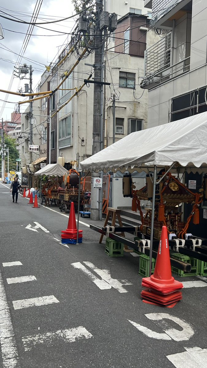 am673e1's tweet photo. 道の反対側にはお神輿がいた https://t.co/W6eRrztYiV