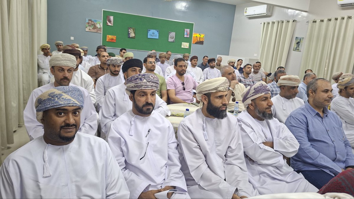 WarithSchool's tweet photo. عقدت إدارة المدرسة اجتماعًا مع الهيئة التعليمية، لمناقشة ضوابط إدارة الامتحانات وآليات تنظيمها، بما يسهم في تهيئة بيئة امتحانية منضبطة وتحقيق سير العمل بكفاءة.
#فعاليات_تعليمية_شمال_الباطنة 
#تعلم_مستدام https://t.co/4URvpz6ETz