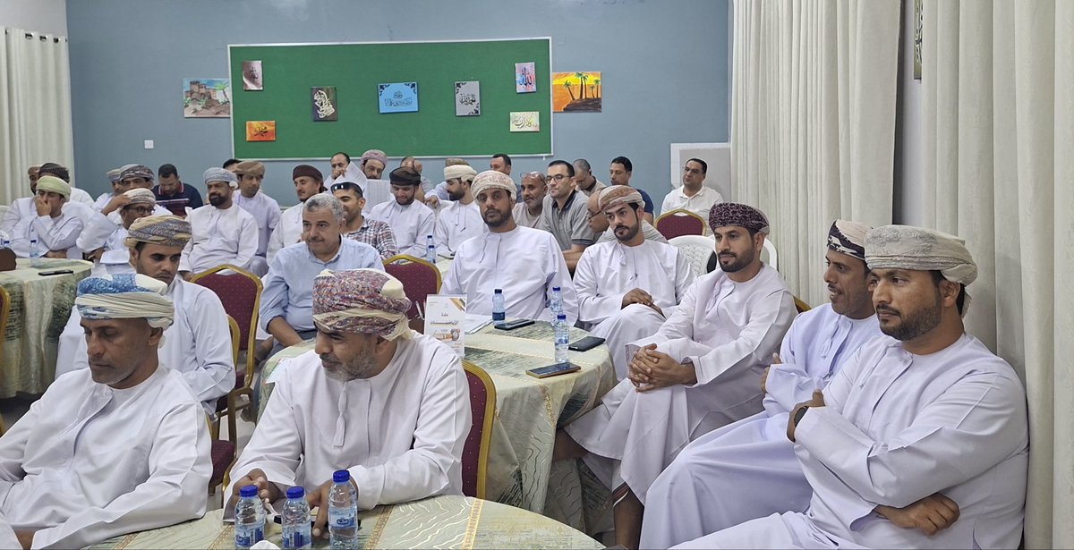 WarithSchool's tweet photo. عقدت إدارة المدرسة اجتماعًا مع الهيئة التعليمية، لمناقشة ضوابط إدارة الامتحانات وآليات تنظيمها، بما يسهم في تهيئة بيئة امتحانية منضبطة وتحقيق سير العمل بكفاءة.
#فعاليات_تعليمية_شمال_الباطنة 
#تعلم_مستدام https://t.co/4URvpz6ETz