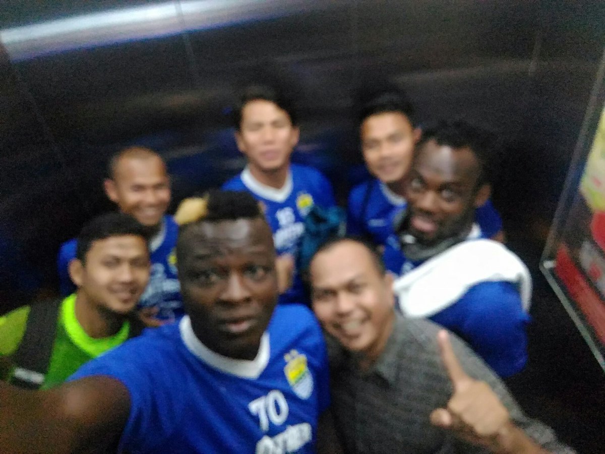 veryand18's tweet photo. Congrats PERSIB JUARA ! https://t.co/vgkZtaAwtZ