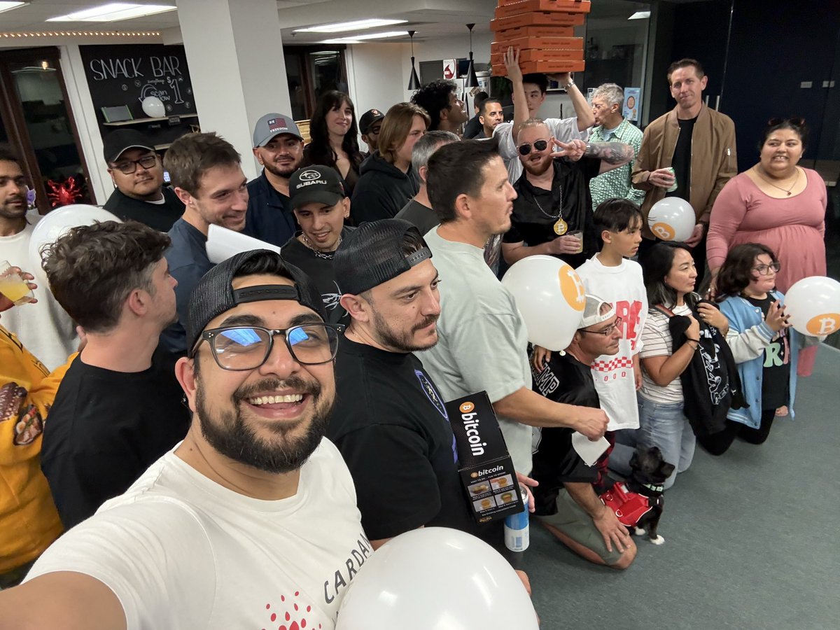 rod_drmz's tweet photo. The market is down, but the vibes were way up ⬆️ in San Diego last night

I took this candid picture as we were prepping for the main pose, to capture the buzz in the room, with the cross-chain community we’ve become a part of and done our best to contribute to in SoCal

Shoutout once more to @VDizzle777 for hosting yet another awesome  @Pizza_DAO Pizza 🍕 Day Event.

(And to @ozthecryptogoat & a few others who caught me and posed! 🤣)