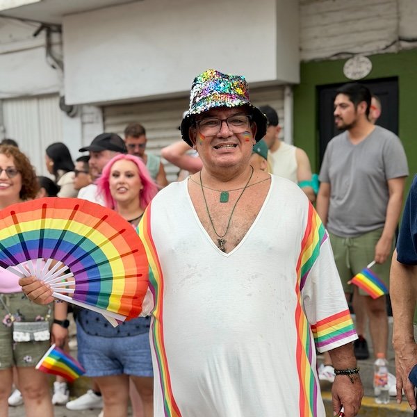 RedDiversidad's tweet photo. El Vallarta Pride 2026 reunió a miles y abre oficialmente las fiestas del Orgullo en Jalisco.

Según primeros reportes, la celebración tuvo más de 40 mil asistentes y decenas de carrozas que cubrieron las calles de arcoíris. https://t.co/43W43CJsYx