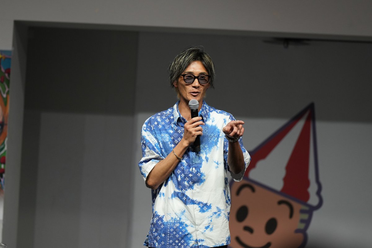 shochi_br's tweet photo. 【 #ボートレース大村 #ヴィーナスシリーズ第４戦スマホマクール杯 】
５月24日・初日
『THE ROAD TO GRAND PRIX～グランプリ開催記念～峰竜太スペシャルトークシ��ー』がイベントホールで行われました。さわやかないで立ちの #峰竜太 選手がステージ上に登場すると多くのファンから歓声が。そして、ＭＣからの質問ではなく、ファンからの質問に答える形で行われました。ただ、ファンからの質問には「これはオフレコでお願いしますよ。この���に記者さんとかもいるかもしれないけど書かないでくださいね（笑）」ということだったので、詳しい内容は伏せておきましょうｗ。ただ一つ言えることは大盛り上がりだったということです。改めてスーパースターぶりを見せつけられましたね（長谷）

▽ボートレース大村公式サイト
https://t.co/45U3kh5MXY

#スポーツ報知
#ボートレース
#スーパースター登場
#今年は大村でグランプリ
