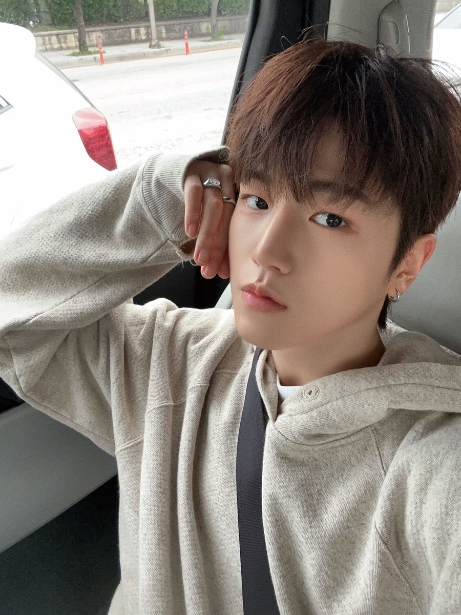 door_444's tweet photo. 𝙿or fin dejé el sótano y es gracias al #𝑘ru͞sh人mǝnu ✳ * 𓏸 👨🏻‍🍳 porque hoy solo quiero saber sobre el debut más icónico del #𝕥𖦹pꕀ𝟝ːs𝕥αrs y gritar a los 𝟜 vientos que #𝕚·𝕝uv𑁯cheese͞, ¡muchas 𝒻elicidades! ♡

𝐠en𝐭𝑙e sթ𝕒r𝑘 ✦ֹ۬✧ֹ꤫ٜ  𝚂u𝐤𝕚e https://t.co/KaBSakxmA3