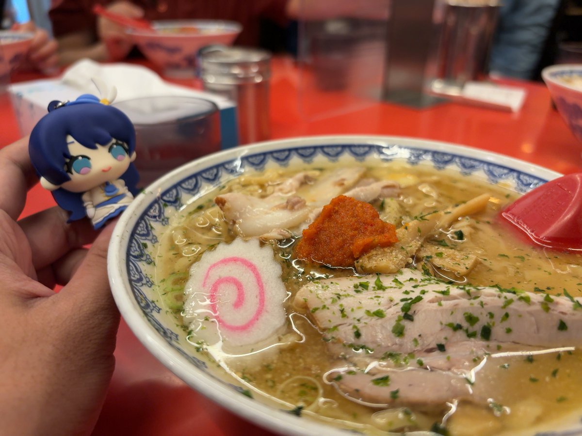 さやぴ、赤い味噌が乗ったらーめんだよ🐧