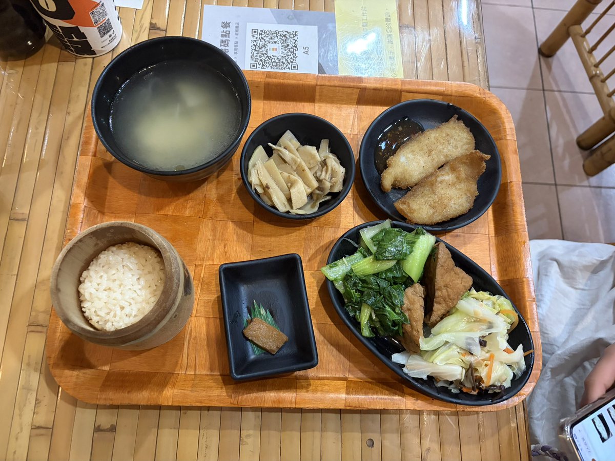 Dodoroes3's tweet photo. Bamboo rice and three-cup chicken, fried fish, are only available in Taichung City, Taiwan
三杯雞竹筒飯套餐
多利魚竹筒飯套餐
紅燒豆腐
ㄧ隻像鴨鴨的狗狗🐶 https://t.co/SejRuRWF7w