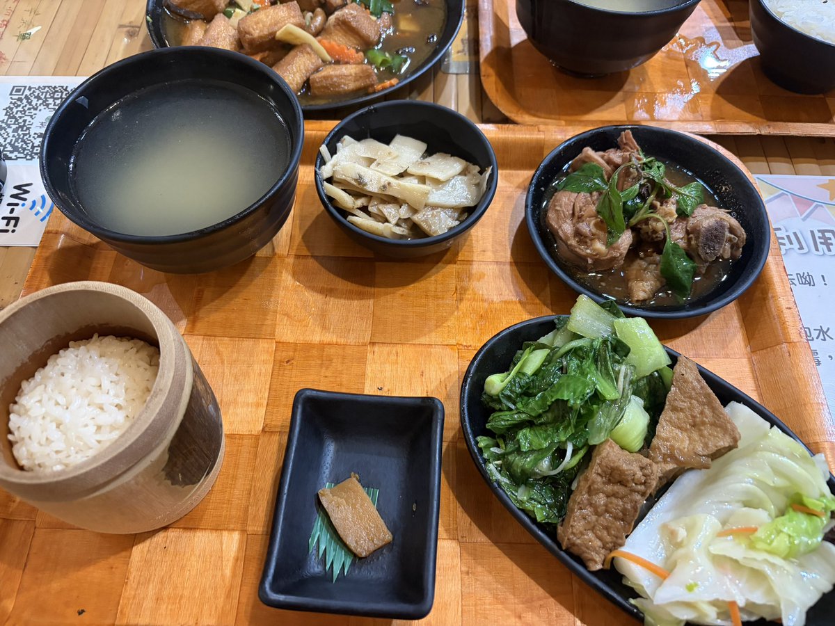Dodoroes3's tweet photo. Bamboo rice and three-cup chicken, fried fish, are only available in Taichung City, Taiwan
三杯雞竹筒飯套餐
多利魚竹筒飯套餐
紅燒豆腐
ㄧ隻像鴨鴨的狗狗🐶 https://t.co/SejRuRWF7w