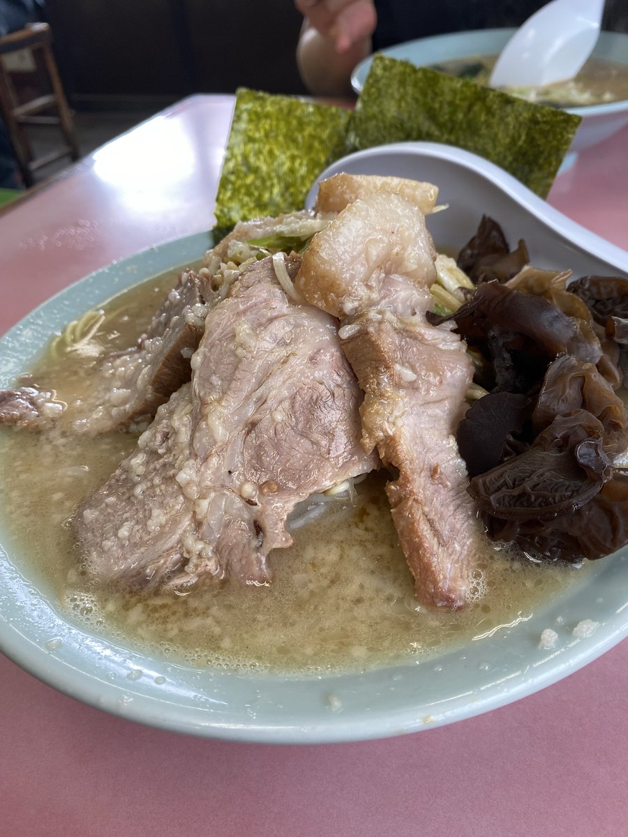KomaOffice's tweet photo. 埼玉県東松山市
ラーメンショップ🍜唐子店さん

最近、ラーメン投稿が出来て無かった
ですが、今日はラーメンショップに行ってきました❣️
嫁さんはラーメン、私はサブローラーメン🍜を頂きました。
チャーシューは柔らかく麺も細麺ストレートで他店とは違う印象でした。
サブローラーメンは、海苔３枚、キクラゲ、
チャーシュー６枚、辛ネギ、もやし、が
トッピングされており、ボリュームハンパないです。
駐車場🅿️はかなり広くて、トラック🚚も
問題無く停められますよー❗️