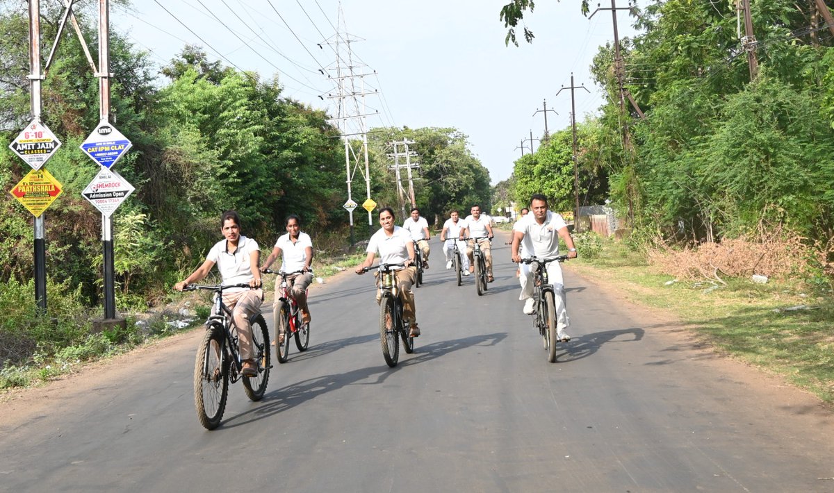 shq_SSBBHILAI's tweet photo. #Sunday_On_Cycle 🚴‍♂️🇮🇳
फिट इंडिया मूवमेंट के अंतर्गत क्षेत्रक मुख्यालय भिलाई में 24 मई 2026 को “75th Edition of Sunday on Cycle” का आयोजन किया गया। 
कार्यक्रम का उद्देश्य फिटनेस, स्वास्थ्य जागरूकता एवं स्वस्थ जीवनशैली को बढ़ावा देना रहा। ✨ https://t.co/xvyKpVZhcS