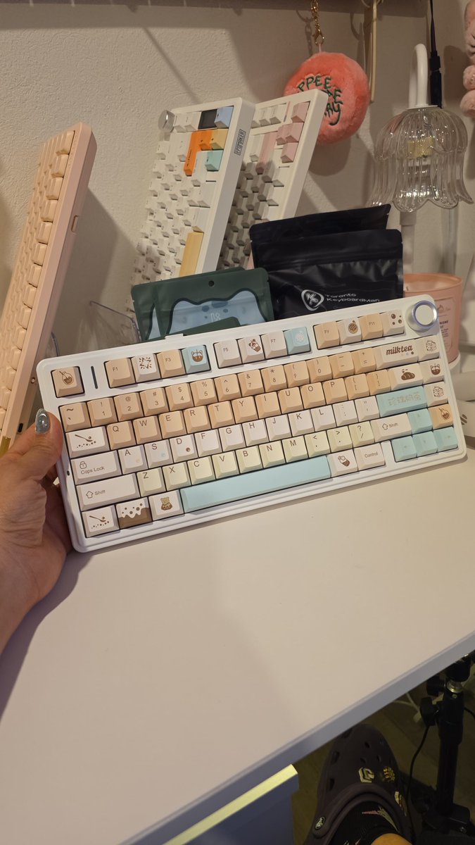 karllarb's tweet photo. @sikakeyb Custom Aula F75 with capibara switches and milk tea keycaps ❤️ https://t.co/KAsQNJrRAk