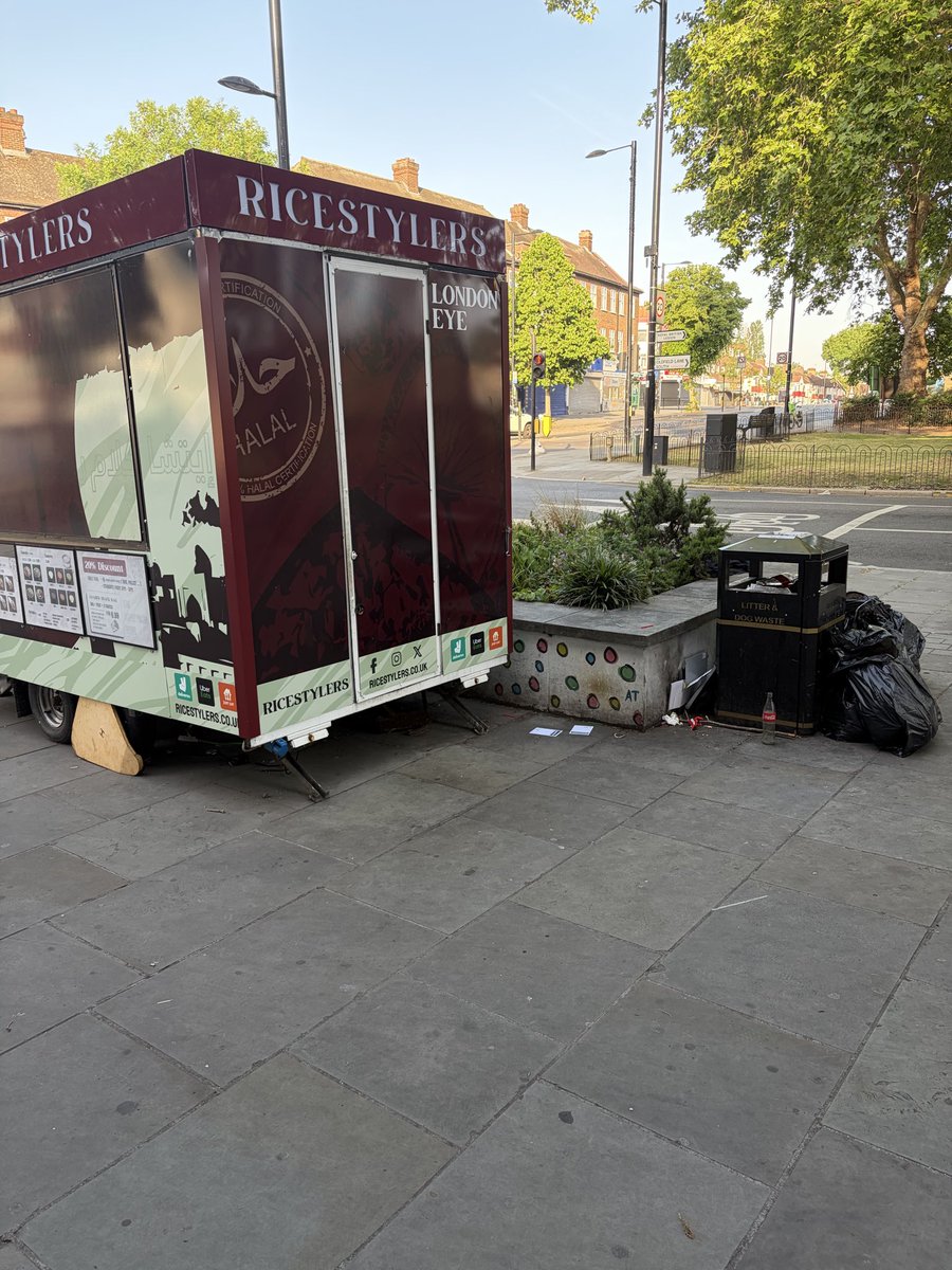 walkingwithfinn's tweet photo. Unused food trailers
‘Super’stores piling up their waste
Pavement infringements 
Inadequate bins
Insufficient bin emptying service
What a dump #greenford has become!
Well done @EalingCouncil @_petermason 
Absolute sh!thole!! https://t.co/gzkKVCkjaz