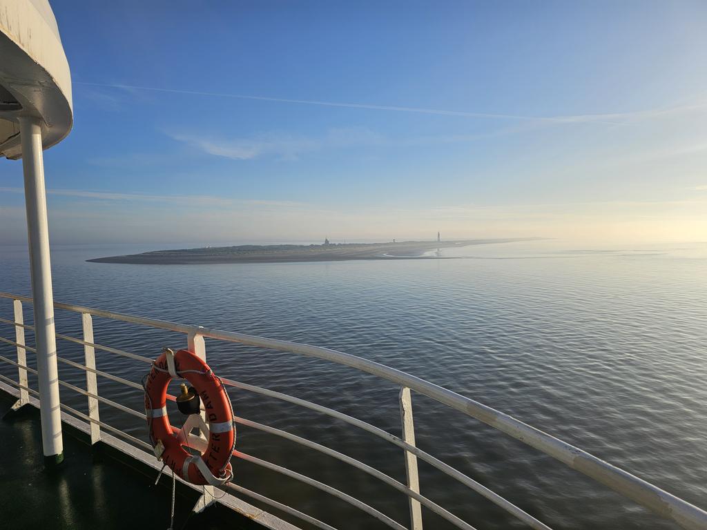 MicktheMove_'s tweet photo. Easington lighthouse on this entrance to the Humber estuary this morning 🌄 https://t.co/wS264c45xp