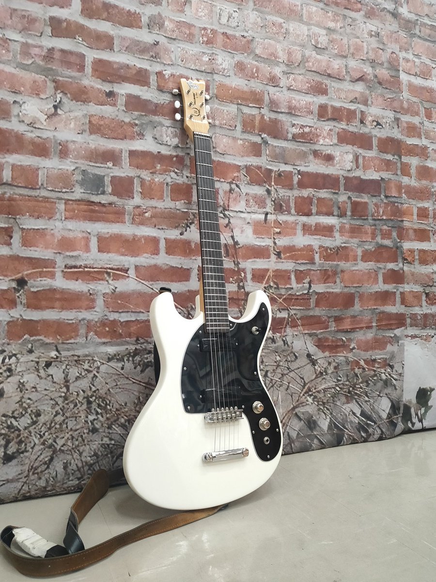 TokyoRamones's tweet photo. この背景はラモーンズファン感涙、あのファーストアルバムのジャケのレンガ壁なのです
現在は白くペイントされちゃってNYまで行ってもこの感じは残ってないかんね
勿論写真の良し悪しは評価できる立場にないけども、一ファン目線で「流石カイチョーわかってるぅ！」って感じなんスよ(笑)

#RAMONES https://t.co/o8w9MFEZG1
