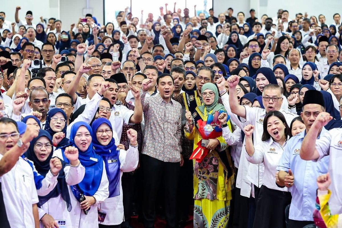 onnhafiz's tweet photo. Syukur Alhamdulillah, sebanyak RM5.975 juta diperuntukkan menerusi Belanjawan Johor 2026 bagi Bantuan Bilik Guru untuk tahun keempat pelaksanaannya, yang memberi manfaat kepada 1,195 buah sekolah dan lebih 49,000 guru di seluruh negeri Johor.

Usaha ini adalah tanda penghargaan Kerajaan Negeri terhadap jasa dan pengorbanan warga pendidik yang menjadi tulang belakang kepada pembentukan masa depan anak Bangsa Johor. Guru bukan sahaja mengajar di bilik darjah, tetapi membina keyakinan, membentuk akhlak, menyemai harapan dan menyediakan generasi pewaris Johor yang lebih baik.

Menerusi Majlis Aspirasi Pendidikan Negeri Johor 2026 di SMK Tasek Utara, Johor Bahru, saya turut berbesar hati menyampaikan Anugerah Khas, Tokoh Kepimpinan Pendidikan dan Tokoh Guru 2026 kepada warga pendidik yang telah membuktikan kecemerlangan, komitmen dan jasa luar biasa dalam memperkasa dunia pendidikan negeri ini.

Saya juga ingin merakamkan setinggi-tinggi penghargaan kepada seluruh warga pendidik di Negeri Johor atas jasa, komitmen dan pengorbanan yang tidak ternilai dalam mendidik anak bangsa. Tanpa guru-guru, tidak mungkin kita mampu melahirkan generasi yang berilmu, berakhlak dan mampu membawa masa depan negeri ke arah yang lebih cemerlang.

Semoga usaha ini terus memperkukuh kebajikan warga pendidik, memartabatkan sistem pendidikan negeri dan melahirkan generasi Bangsa Johor yang berilmu, berakhlak, berkualiti dan berdaya saing. Insya-Allah.

Allah Peliharakan Sultan
Allah Berkati Johor
Kepada Allah Kita Berserah

#BangsaJohor #MajuJohor #JohorBersih #JohorSelamat #XtifJohor
