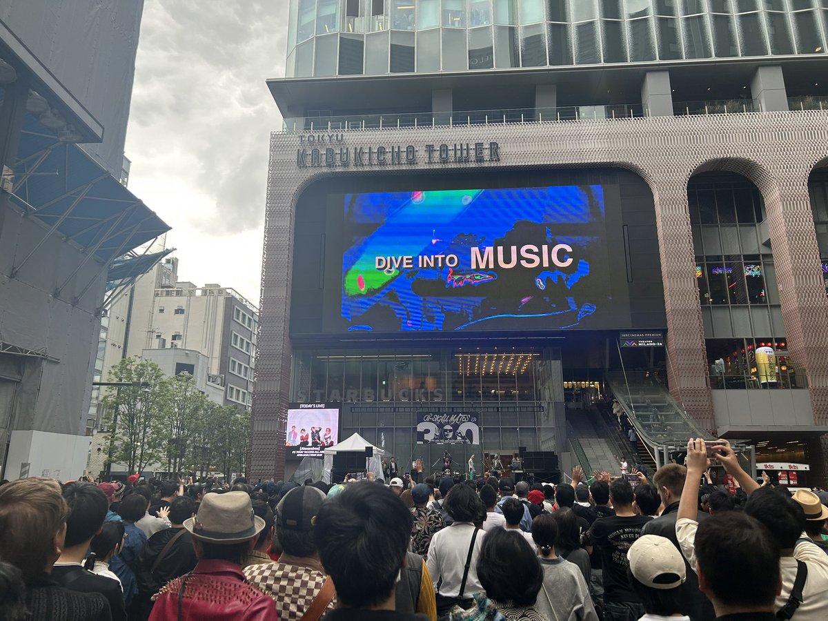 knot_69's tweet photo. 今日は昼から新宿で飲んでライブ楽しんでる、歌舞伎町の街中でオイスカ楽しかった。 https://t.co/RO7Zuf7fcy