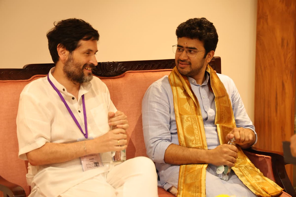 Tejasvi_Surya's tweet photo. ಶ್ರೀ ಶ್ರೀ ರವಿಶಂಕರ್ ಗುರು ಜೀ ಅವರ ಜನ್ಮದಿನದ ಅಂಗವಾಗಿ ಆಯೋಜಿಸಲಾಗಿದ್ದ ಕಾರ್ಯಕ್ರಮದ ಚಿತ್ರಗಳು.

ಆಪರೇಷನ್ ಸಿಂಧೂರ್ ನಿಯೋಗದ ಸಂದರ್ಭದಲ್ಲಿ ನಾನು ಮೊದಲ ಬಾರಿಗೆ ಭೇಟಿಯಾಗಿದ್ದ ಕೊಲಂಬಿಯಾದ ಸಂಸದ ಜುವಾನ್ ಕಾರ್ಲೋಸ್ ಲೊಸಾಡಾ ಅವರನ್ನು ಇಂದು ಮತ್ತೊಮ್ಮೆ ಭೇಟಿಯಾಗುವ ಅವಕಾಶ ಸಿಕ್ಕಿದ್ದು,
ಅವರು ತಮ್ಮನ್ನು ಮೊದಲು ಗುರುದೇವ್ ಅವರ ಭಕ್ತ ಎಂದು ಪರಿಚಯಿಸಿಕೊಂಡು, ಆನಂತರವೇ ತಾನೊಬ್ಬ ಸಂಸದ ಎಂದು ಹೇಳಿದ್ದನ್ನು ನಾನು ಇಂದಿಗೂ ನೆನಪಿಸಿಕೊಳ್ಳುತ್ತೇನೆ.

ಇಂದು ಆರ್ಟ್ ಆಫ್ ಲಿವಿಂಗ್ ಸಂಸ್ಥೆಯು ವಿವಿಧ ದೇಶಗಳು ಮತ್ತು ಸಂಸ್ಕೃತಿಗಳಲ್ಲಿ ಸ್ವಯಂಸೇವಕರು ಹಾಗೂ ಭಕ್ತರನ್ನು ಹೊಂದಿದ್ದು, ಭಾರತದ ಯೋಗ, ಆಧ್ಯಾತ್ಮಿಕತೆ ಮತ್ತು ಸೇವೆಯ ಸಂದೇಶವನ್ನು ಜಗತ್ತಿಗೆ ಪಸರಿಸುತ್ತಿರುವುದು ಗಮನಾರ್ಹ.

@Gurudev