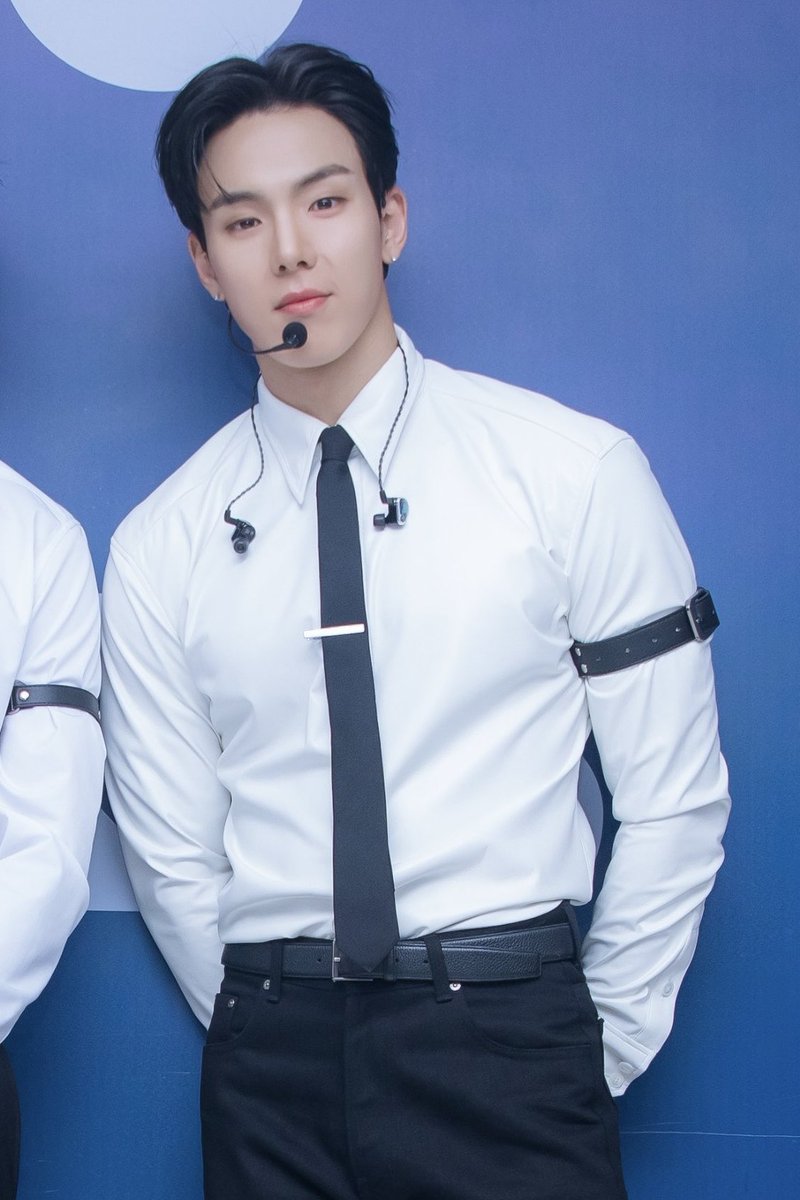 ALLOFME_SHOWNU's tweet photo. 셔누 분명 저 때도 지금도 어른인데
왜이리 더 남자가 됐어 … 🫠 https://t.co/QAvmSUc4P8