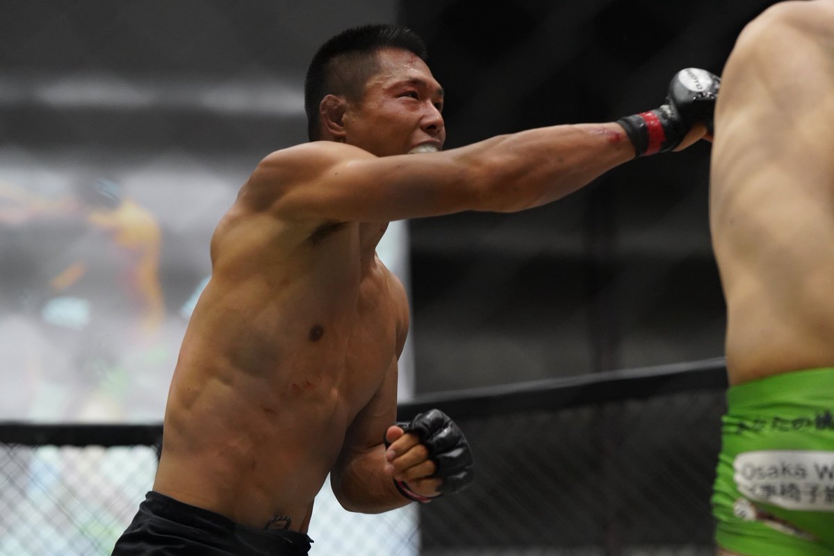 Gigio_jp's tweet photo. プロ修斗香川大会 FORCE23 #shooto0524 #FORCE23
第1試合 ライト級5分2R
松浦真実也(トップティア)
キンコンカンコンケンチャンマン(Osaka FitPit Gym/UBF)
1R 松浦選手がカーフ、パンチ、テイクダウン。2Rケンチャンマンがテイクダウンから攻めるが松浦選手が返してパウンド。松浦選手判定勝利 https://t.co/VE1zfyeCGp