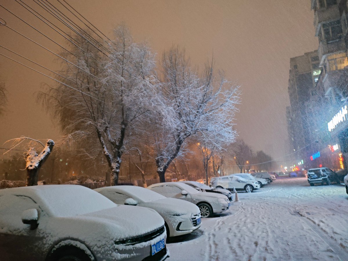 kemoitse's tweet photo. The first snow of winter! May it wrap you in warm moments and soft joys tonight. https://t.co/MVZft1eQLE