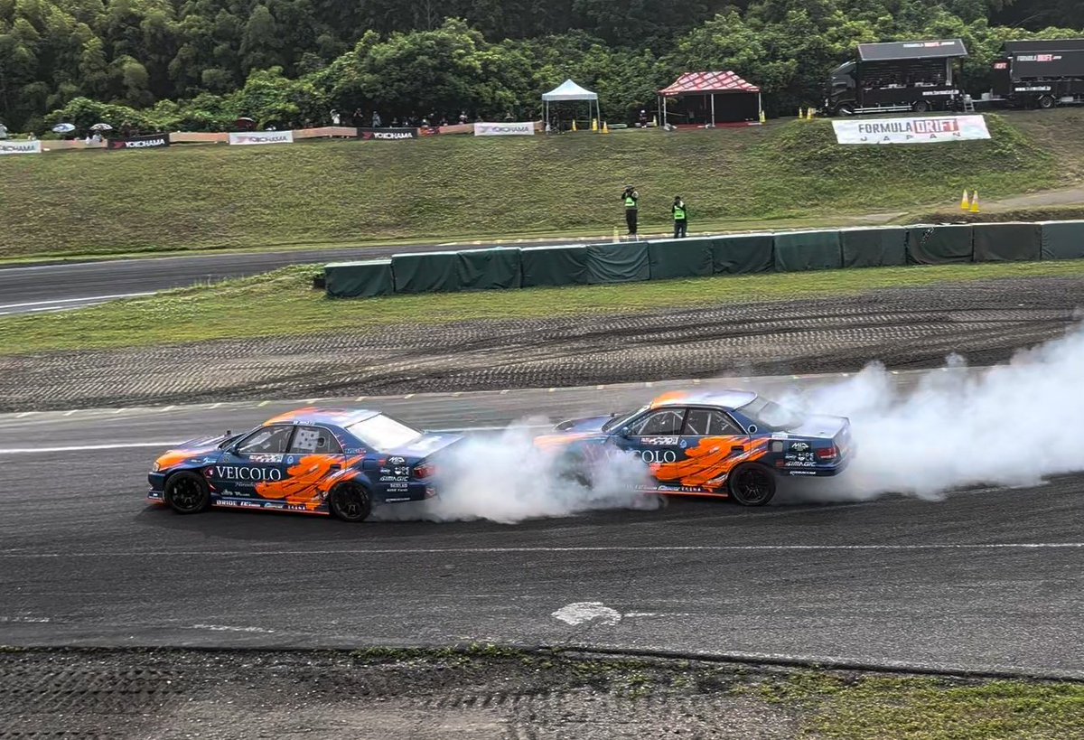 WsMBXWhEDsN9MjE's tweet photo. 同じチーム・VEICOLO対決🔥
ジェイス vs HINATO。
2台同じマシンが並んで走る姿、最高にカッコいい✨
息の合った走りとバチバチの勝負に痺れた…！
勝ち上がりはジェイス🏁
でもどちらもアッパレな走り👏
#FDJ2 #鈴鹿ツイン #ジェイス
#HINATO #VEICOLO https://t.co/UzTgcxROAQ