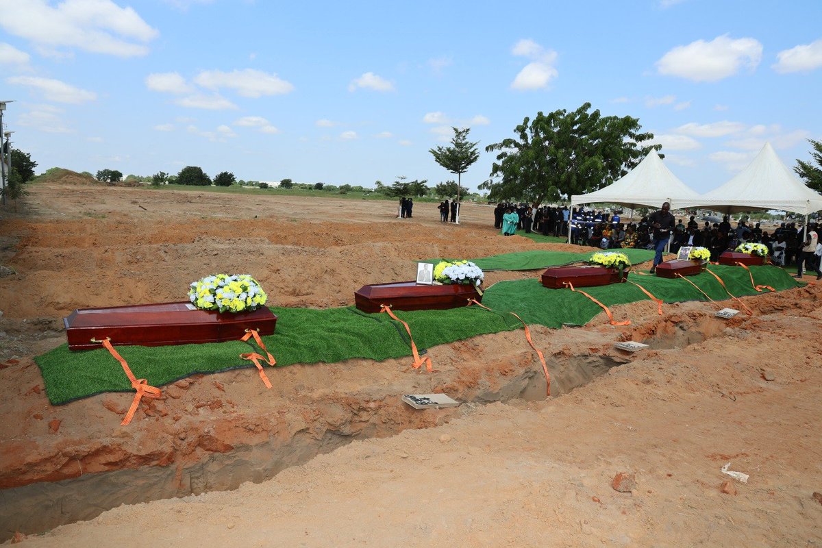 CMitendo's tweet photo. CIVICOP🇦🇴

Cinco vítimas dos conflitos políticos de 27 de Maio de 1977, localizadas numa vala comum no Cemitério do 14, em Luanda, foram a enterrar este sábado, no campo santo do Benfica.

#Angola     #Conflitos          #reconciliação https://t.co/Swf4vDurqm