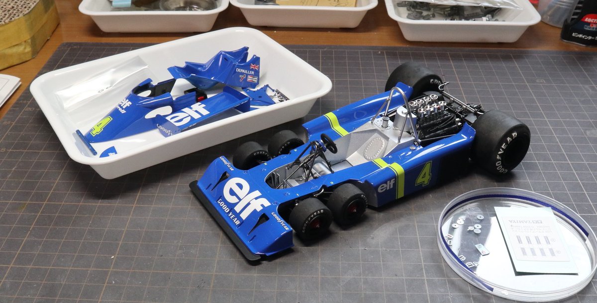 fun_to_modeling's tweet photo. だいぶ進みました。
シートベルトがめんどくさくて、息抜き？にヘルメット作りました。
顔面は削り落としてます🤣
クリアーコートして仕上げます。
#タイレル
#タミヤ
#過去の自分に見せたい
#All_That_Competition_Car2026 https://t.co/ZSPSXy7HvF