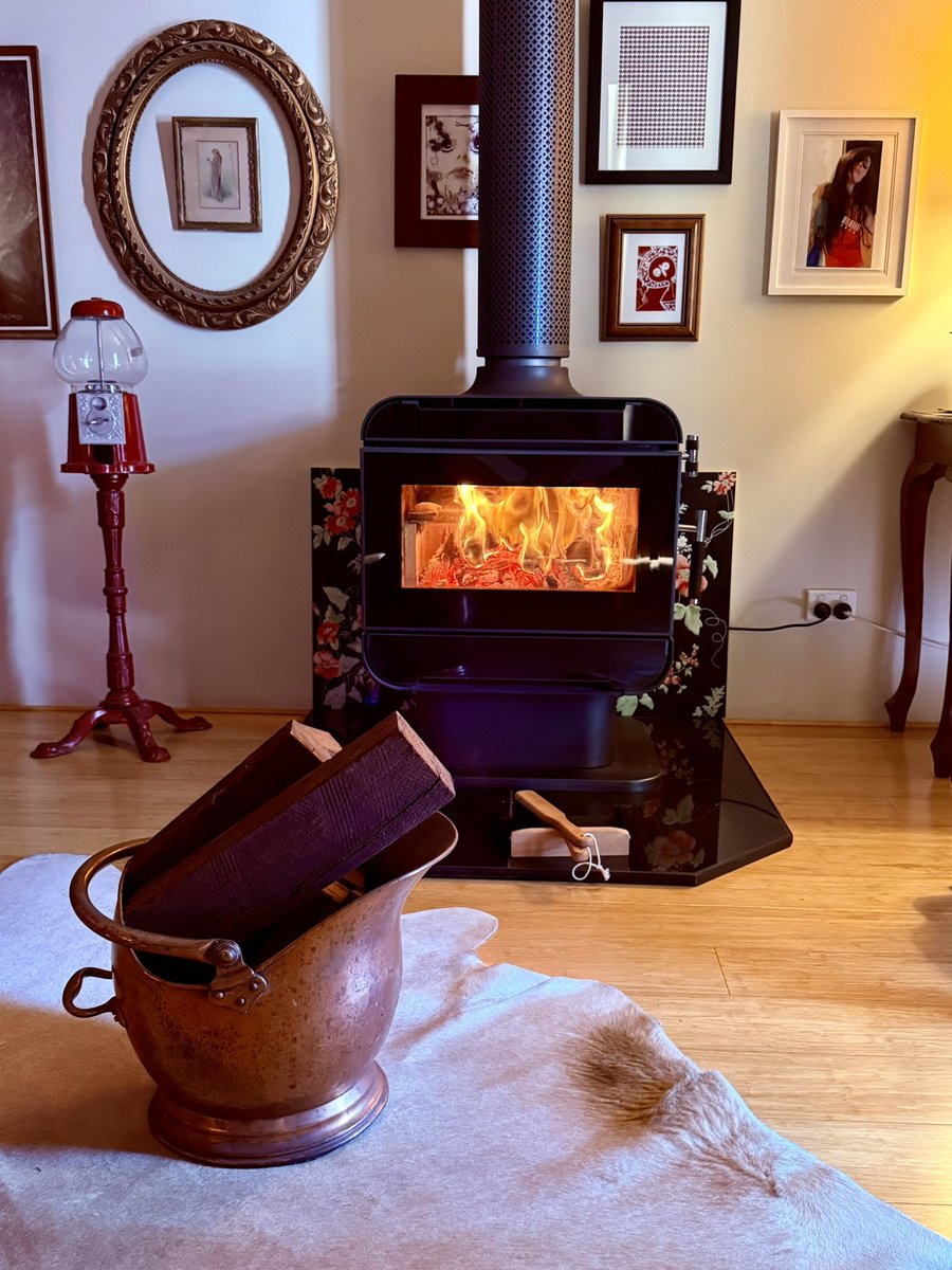 tatvonb's tweet photo. I lit the fire #mood #fireplace 🥰 https://t.co/rDPKVAQruE
