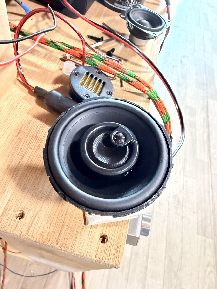 SOUNDKOBO's tweet photo. ロックフォード　新商品
パンチシリーズ P1V2-2.5
2.5インチ　3way

不思議なサイズとスペックですが
トヨタやスバルのダッシュ、マツダのミッドレンジ
BMWなど多くの車種にいい感じに使用できそうです。
夢広がる。
音もまあまあいい感じ。
エージング進めばもっと良くなるかも？

#カーオーディオ
#ロックフォード　#rockfordfosgate