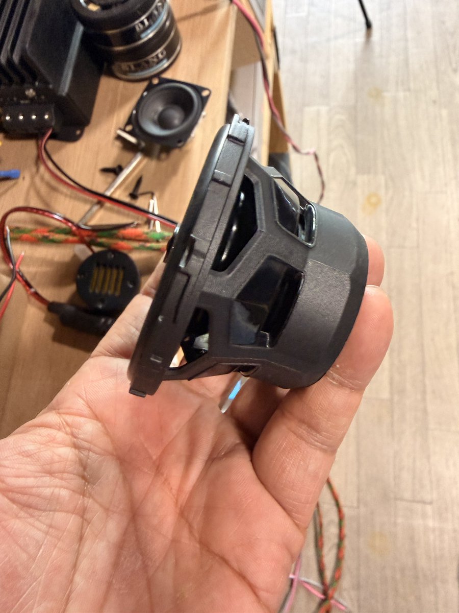 SOUNDKOBO's tweet photo. ロックフォード　新商品
パンチシリーズ P1V2-2.5
2.5インチ　3way

不思議なサイズとスペックですが
トヨタやスバルのダッシュ、マツダのミッドレンジ
BMWなど多くの車種にいい感じに使用できそうです。
夢広がる。
音もまあまあいい感じ。
エージング進めばもっと良くなるかも？

#カーオーディオ
#ロックフォード　#rockfordfosgate
