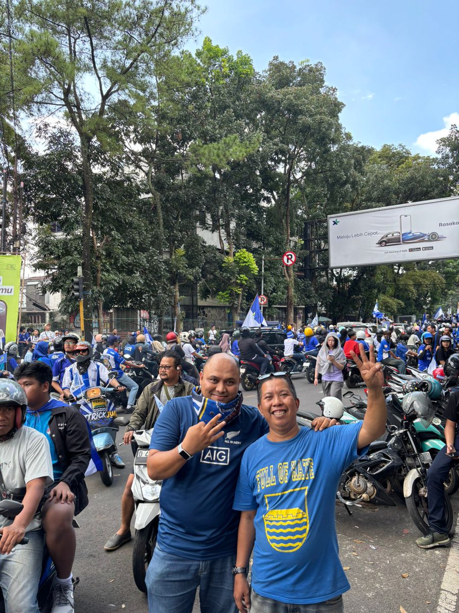 ahmadnasaruddin's tweet photo. Tahniah team @persib 
3 Kali Champion Liga Indonesia.

#persib 
#serumpun https://t.co/cxvapbFNew