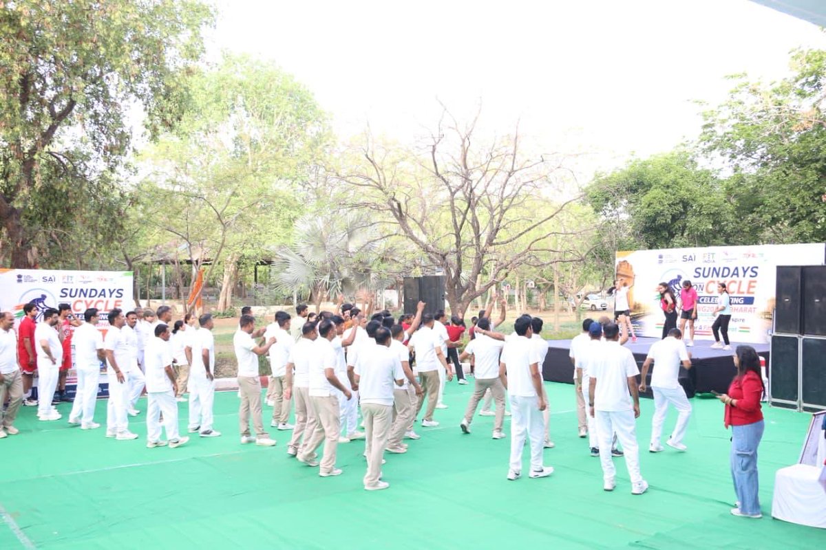 HqrsCrpf's tweet photo. युवा कार्यक्रम एवं खेल मंत्रालय द्वारा संचालित राष्ट्रव्यापी अभियान SUNDAYS ON CYCLE #CWG2030INBHARAT  के अंतर्गत आयोजित साईकिल रैली में राजस्थान सेक्टर मुख्यालय के अधिकारियों एवं जवानों ने स्थानीय नागरिकों, युवाओं एवं बच्चों के साथ सक्रिय सहभागिता करते हुए फिटनेस, पर्यावरण संरक्षण एवं स्वस्थ जीवनशैली का संदेश दिया।
साइकिल रैली अमर जवान ज्योति से शुरू होकर  लाल कोठी, अम्बेड़कर सर्किल एवं सवाई मानसिंह स्टेडियम तक निकाली गई । 
पूरे मार्ग में प्रतिभागियों ने ऊर्जा एवं उत्साह के साथ लोगों को नियमित व्यायाम, साइकिलिंग तथा “फिट इंडिया” के संकल्प को मजबूत करने के लिए प्रेरित किया। 
#FitIndiaMovement #CyclingForFitness #HealthyLifestyle #IDY2026
@YASMinistry @crpfindia @JKZONECRPF @archana_ips