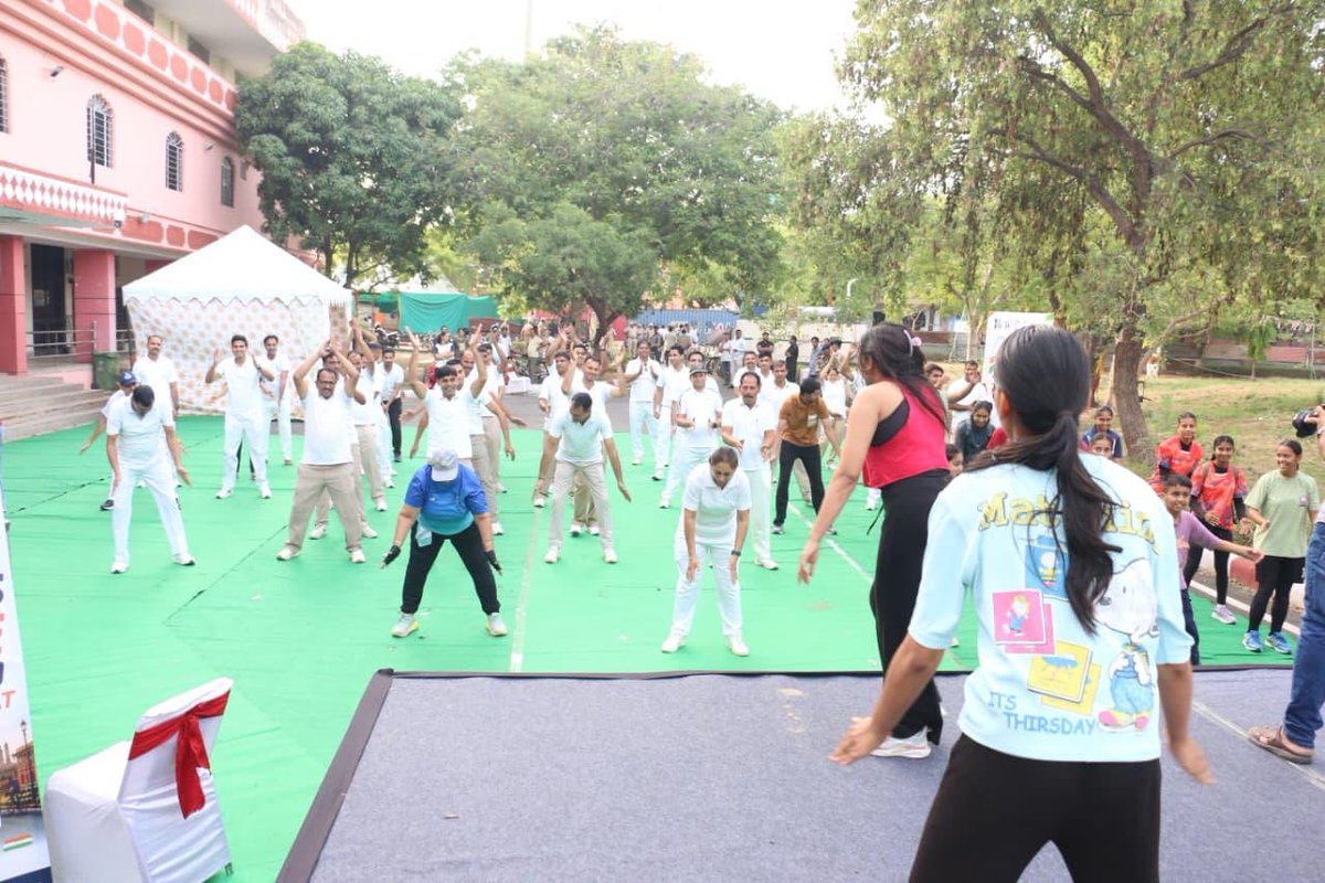 HqrsCrpf's tweet photo. युवा कार्यक्रम एवं खेल मंत्रालय द्वारा संचालित राष्ट्रव्यापी अभियान SUNDAYS ON CYCLE #CWG2030INBHARAT  के अंतर्गत आयोजित साईकिल रैली में राजस्थान सेक्टर मुख्यालय के अधिकारियों एवं जवानों ने स्थानीय नागरिकों, युवाओं एवं बच्चों के साथ सक्रिय सहभागिता करते हुए फिटनेस, पर्यावरण संरक्षण एवं स्वस्थ जीवनशैली का संदेश दिया।
साइकिल रैली अमर जवान ज्योति से शुरू होकर  लाल कोठी, अम्बेड़कर सर्किल एवं सवाई मानसिंह स्टेडियम तक निकाली गई । 
पूरे मार्ग में प्रतिभागियों ने ऊर्जा एवं उत्साह के साथ लोगों को नियमित व्यायाम, साइकिलिंग तथा “फिट इंडिया” के संकल्प को मजबूत करने के लिए प्रेरित किया। 
#FitIndiaMovement #CyclingForFitness #HealthyLifestyle #IDY2026
@YASMinistry @crpfindia @JKZONECRPF @archana_ips