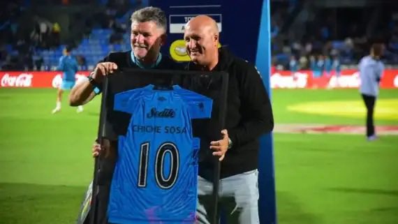 perfilcordoba's tweet photo. Chiche Sosa y el ADN pirata: “Jugar a lo Belgrano es lograr cosas imposibles”

• Ídolo eterno del club de Alberdi y actual integrante de la estructura formativa de la institución, Luis Ernesto Sosa atraviesa la previa de la final en el Mario Kempes como si todavía tuviera los botines puestos. Reflexiona sobre la identidad ‘pirata’, el legado, la pertenencia y la posibilidad de una consagración histórica.

+ información en: https://t.co/b1Z1fUbmrp

✍🏻 @MJVillalobo