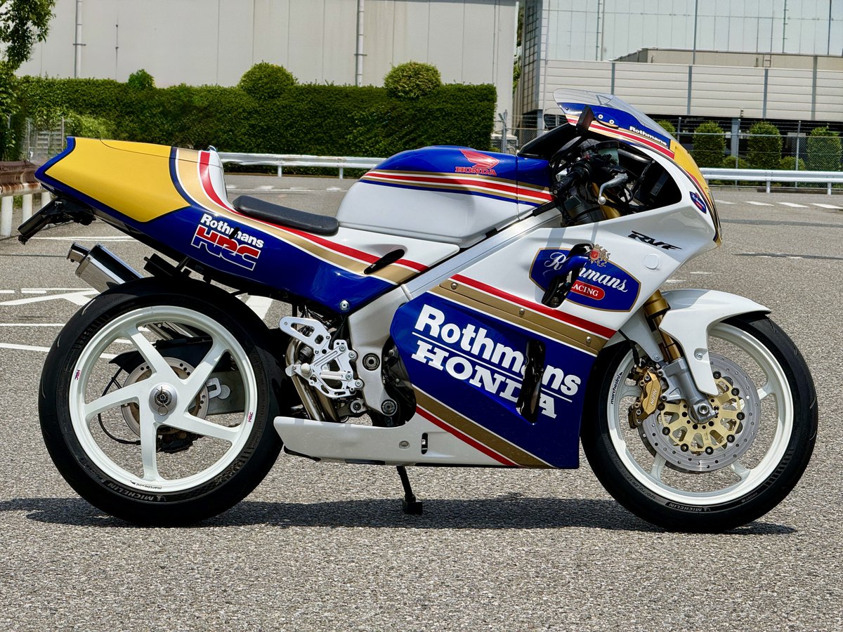 rothma35's tweet photo. やっと前後ホイール マルケジーニ化♪
GRIFFさんでミシュラン パワーGP2に交換。
リア180はサーキットのタイム的には落ちるだろうけど、前後5本スポークはずっとやりたかった事なので見た目重視😆
タイム狙いの時は前後ノーマルに戻す（笑）
#RVF
#ロスマンズ
#マルケジーニ https://t.co/in38JQ7Txp