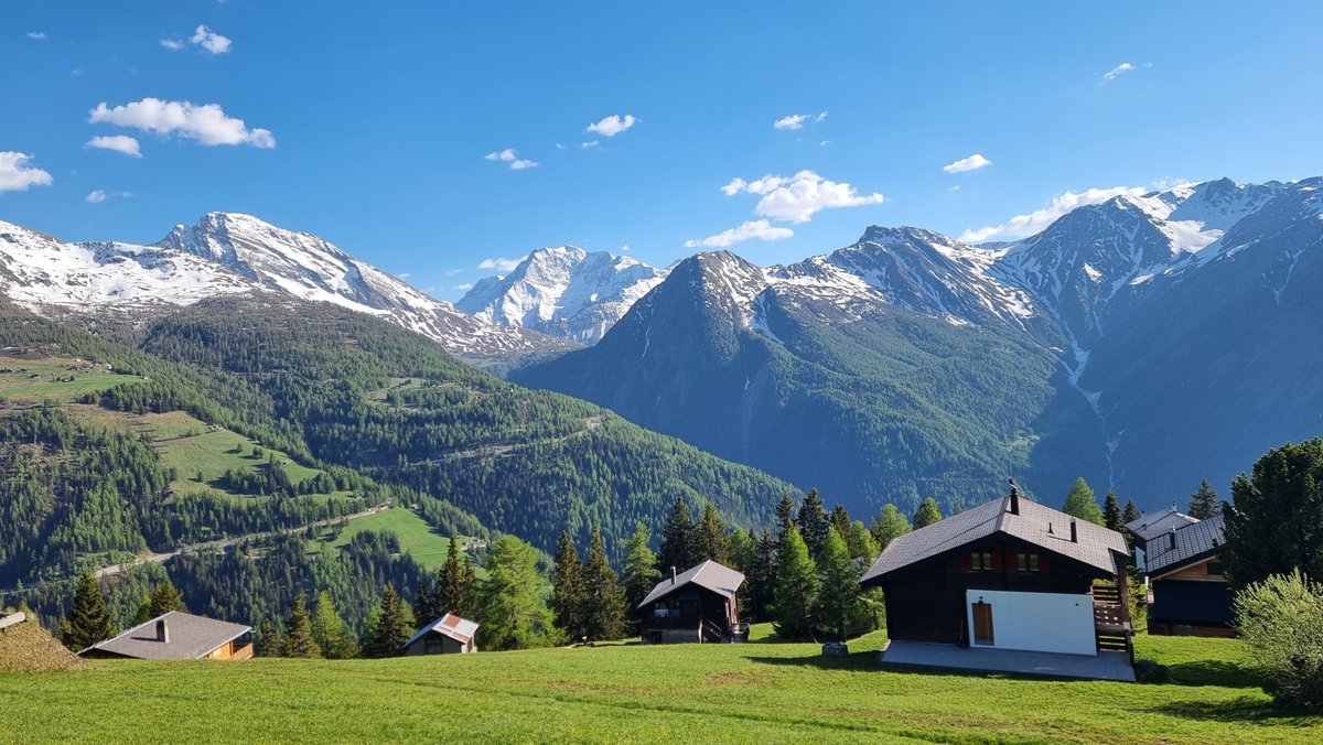 Alpenweerman's tweet photo. Blik vanaf Rosswald (1900m) richting #Rothwald #Wasenalp en de Simplon gisternamiddag. Voor wandelingen in het hooggebergte vanaf 2000-2200 meter is het nog te vroeg (gevaarlijk) gezien de nog aanwezige sneeuw https://t.co/Abv9hkohYY