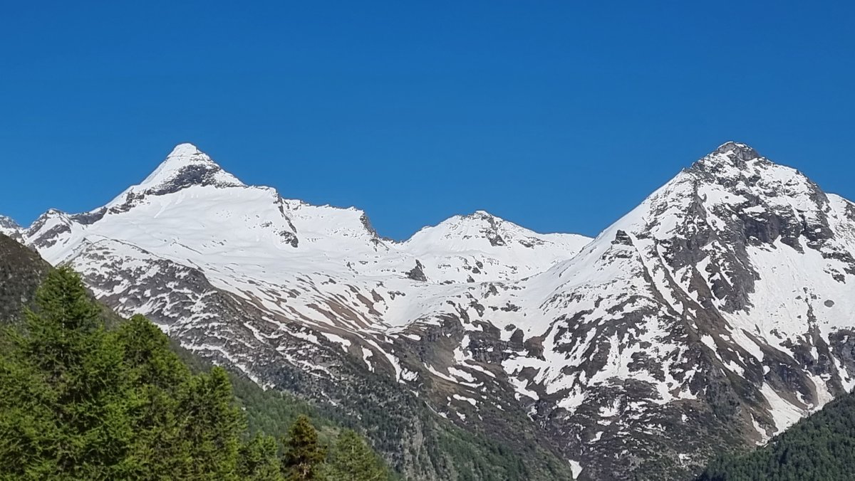 Alpenweerman's tweet photo. Blik vanaf Rosswald (1900m) richting #Rothwald #Wasenalp en de Simplon gisternamiddag. Voor wandelingen in het hooggebergte vanaf 2000-2200 meter is het nog te vroeg (gevaarlijk) gezien de nog aanwezige sneeuw https://t.co/Abv9hkohYY
