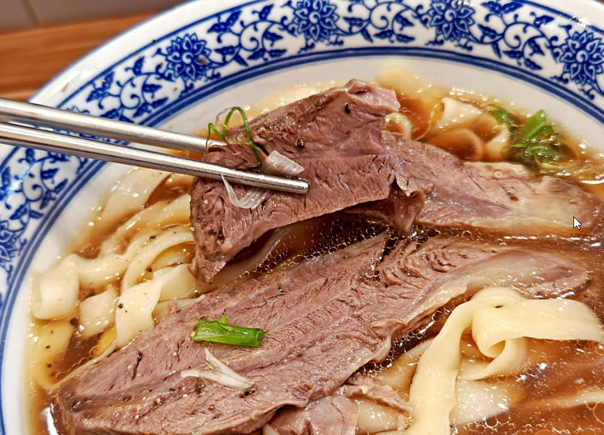 HankWu2015's tweet photo. @FeiyanXie 《江牛樓》台北市迪化街大稻埕美食入選米其林日本主廚牛肉麵排隊名店。
菜單很簡單主打紅燒牛肉麵，一碗290元，可以免費加麵一次。
主打由日本主廚親自料理的紅燒牛肉麵，不走傳統台式路線，是把日本拉麵的概念重新詮釋紅燒湯頭，湯頭甘甜層次細膩，每日限量供應。 https://t.co/wHVmMMtgMp