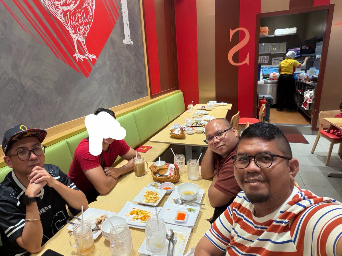S39576Shafiq's tweet photo. siap lunch seblm pulang..thank @yousirisxoxo @IsAmaddd dan saiful aka papa tlg hntr ke TBG https://t.co/hnJDwMjxca