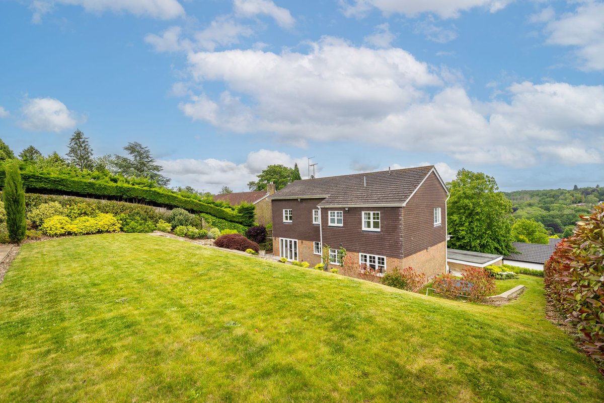 moverevolution's tweet photo. Some gardens give you space. This one gives you a view. 🌿
Westview Road, Warlingham  5 beds, double garage, North Downs countryside on the doorstep.

Guide price £925,000 | Call Harvey on 01883 708388 or view the full listing: https://t.co/YD0uratmme https://t.co/oNy0iNIn2O