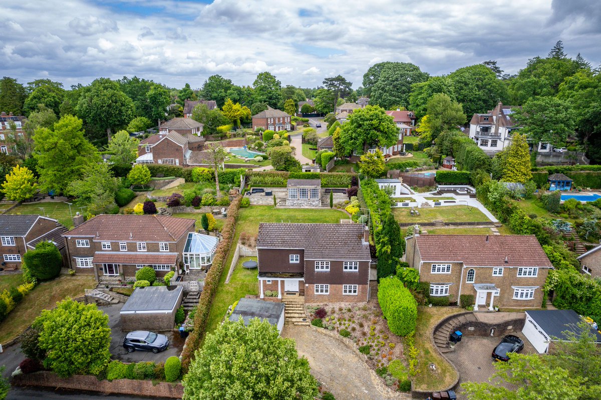 moverevolution's tweet photo. Some gardens give you space. This one gives you a view. 🌿
Westview Road, Warlingham  5 beds, double garage, North Downs countryside on the doorstep.

Guide price £925,000 | Call Harvey on 01883 708388 or view the full listing: https://t.co/YD0uratmme https://t.co/oNy0iNIn2O