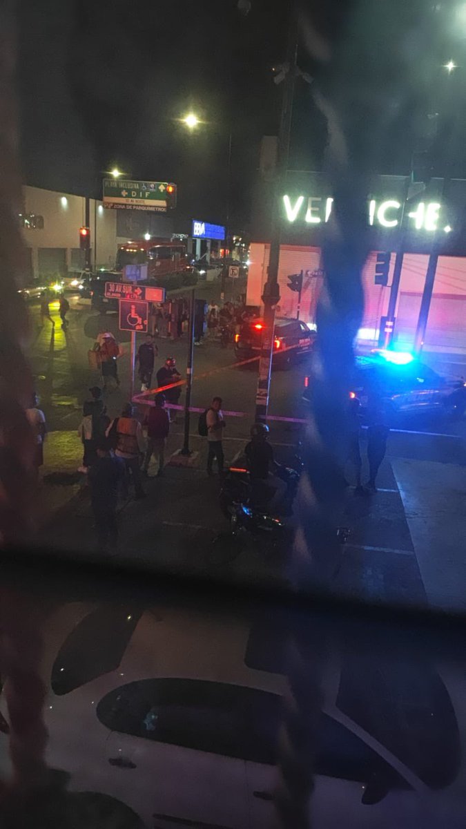rca761's tweet photo. Balean nuevamente el bar Antídoto en la zona centro de Playa del Carmen

Playa del Carmen, Quintana Roo, 23 de mayo de 2026.- La noche de este sábado se registró un nuevo ataque armado contra el bar Antídoto, ubicado sobre la avenida 30 entre avenida Juárez y Primera Sur, en la zona centro de Playa del Carmen, donde sujetos armados dispararon en repetidas ocasiones contra el establecimiento.

De acuerdo con testigos, dos personas a bordo de una motocicleta arribaron al lugar y abrieron fuego contra el bar, para posteriormente darse a la fuga. 

En la escena quedaron alrededor de 15 casquillos percutidos, mientras que una mujer resultó lesionada por impacto de bala en uno de los brazos. Hasta el momento se desconoce si la víctima trabajaba en el establecimiento o si se trataba de una persona que transitaba por la zona al momento del ataque.

Paramédicos acudieron al sitio para brindarle atención prehospitalaria a la lesionada y posteriormente la trasladaron a un hospital, donde su estado de salud fue reportado como estable.

En el lugar se desplegó un fuerte operativo por parte de elementos de la Secretaría de Seguridad Ciudadana, Policía Estatal y Policía Ministerial, quienes acordonaron la zona e iniciaron las investigaciones correspondientes para dar con los responsables.

Por su parte, la Secretaría de Seguridad Ciudadana de Playa del Carmen informó de manera preliminar que atendió el reporte de detonaciones de arma de fuego en un establecimiento ubicado en la zona centro y confirmó que una persona resultó lesionada, aunque su estado de salud se reporta estable.

Asimismo, indicó que las autoridades correspondientes ya realizan las investigaciones sobre estos hechos.