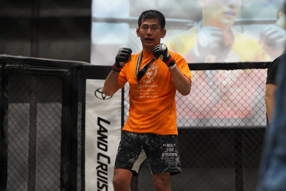 Gigio_jp's tweet photo. プロ修斗香川大会 FORCE23 #shooto0524 #FORCE23
第2試合 バンタム級 5分2R
藤川智史(ARMS)
波平コング(THE BLACKBELT JAPAN)
藤川選手がワンツー、カーフ前に出て攻詰め、時折タックルを交える。コング選手もパンチ、ハイなど振って押し返すが寝かされる。藤川選手の攻勢ペース崩れず判定勝利 https://t.co/V5BC2pPuNd